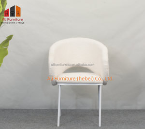 <span class=keywords><strong>Fauteuil</strong></span> en fausse <span class=keywords><strong>fourrure</strong></span> d'agneau style crème, design enveloppant avec pieds en métal blanc, chaise moderne et confortable pour la maison, les cafés et l'usage commercial - Product Image 3