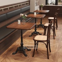 Ensemble table et chaises carrées personnalisables en bois massif de style rétro américain avec structure métallique pour salon de thé, pâtisserie et restaurant