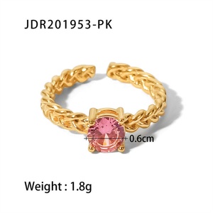 Anillo de Aro Elegante de Acero Inoxidable con Baño de Oro y Circonitas Cúbicas - Product Image 5