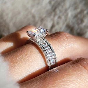 Anillo de Compromiso de Diamantes de Corte Esmeralda en Oro Blanco para Mujer Q298 con Piedras Laterales Baguette, Diamante Natural Color D - Product Image 2