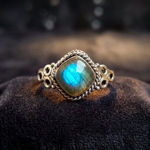 Anillo de fiesta tipo sello hecho a mano de plata de ley 925 con engaste de bisel para gemas de labradorita y malaquita en forma de cojín - Product Image 1