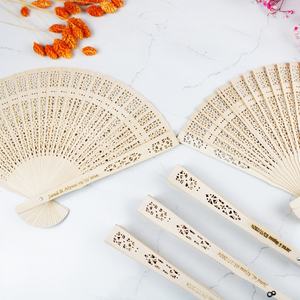 带有名称和日期的个性化激光蚀刻竹制木棒和数字印刷图案，用于婚礼客人礼品手扇 - Product Image 2