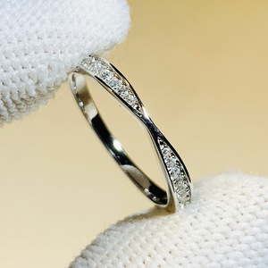 Anello di Fidanzamento Minimalista con Micro Pavé per Donne, Elegante Gioiello da Dito alla Moda - Product Image 3