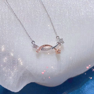 Collana con Ciondolo a Stella Romantica Placcata Oro Rosa in Lega di Zinco, Catena per Maglione, Gioiello Regalo da Donna con Cristalli e Strass Incastonati a Griffe - Product Image 1