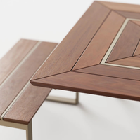 Elegante Mesa Cuadrada para Exteriores con Banco a Juego, Tablero de Madera Maciza, Estructura Metálica, Resistente, Juego de Asientos para Jardín, Parque o Camping, para Todas las Estaciones