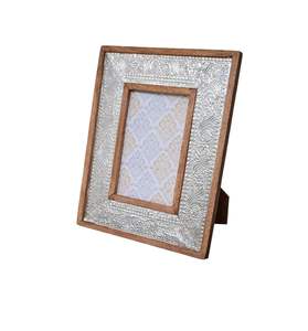 Cadre photo en bois fabriqué à la main avec texture naturelle compatible avec les impressions standard personnalisation de la décoration de la maison ou du bureau - Product Image 1