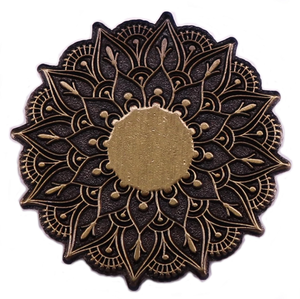 Broche florale avec symbole spirituel mandala hindou tibétain pour outils de maquillage - Product Image 1