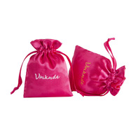 Petit mini sac à cordon en satin de soie rose vif personnalisé avec logo pour l'emballage d'accessoires de bijoux Pochette à poussière