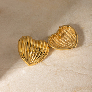 THK Heart Texture Joyería para mujer Pendiente de corazón de acero inoxidable chapado en oro de 18 quilates Pendiente de tuerca simétrico - Product Image 6