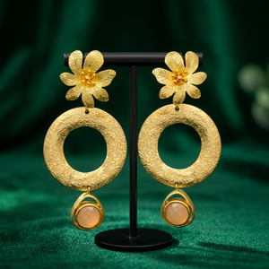 Boucles d'oreilles pendantes en laiton plaqué or faites à la main, bijoux ethniques indiens pour femmes et unisexe, cadeau de fête ou de fiançailles - Product Image 3