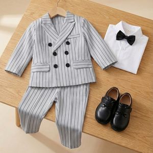 Costume rayé blanc et noir charmant pour bébés garçons, blazer croisé avec détails boutonnés et pantalon assorti - Product Image 2