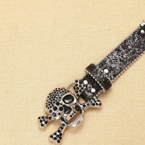 <span class=keywords><strong>Cintura</strong></span> Nera Glitterata Stile Punk <span class=keywords><strong>con</strong></span> Fibbia Teschio e Ossa Incrociate <span class=keywords><strong>con</strong></span> Strass, <span class=keywords><strong>Cintura</strong></span> Gotica Borchiata <span class=keywords><strong>con</strong></span> Rivetti, Accessorio Y2K Rock Statement - Product Image 4