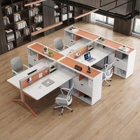 Poste de travail de bureau financier pour le personnel RH, bureau en bois en forme de L avec chaise et armoire latérale, style moderne et minimaliste