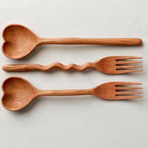 Ensemble de couverts en bois faits à la main, design minimaliste, finition mate, réutilisables, pour le camping - Product Image 1