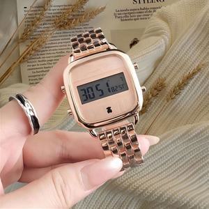 Reloj de cuarzo con patrón de cocodrilo y correa de aleación de estilo empresarial para mujer - Product Image 6