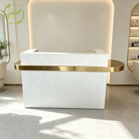 Comptoir de réception blanc de luxe avec finition dorée, comptoir incurvé moderne pour salon, comptoir de réception pour institut de beauté et spa