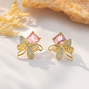 Boucles d'oreilles clous papillon en or avec zircon rose, design insecte, tendance pour le printemps et les trajets quotidiens - Product Image 3