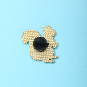 En gros, en stock : Pin's en métal, pin's émaillés motif écureuil animalier, pin's personnalisés pour chapeaux, badges de revers et broches en forme d'écureuil animalier, pin's thème forêt - Product Image 3