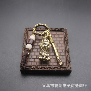 Llavero Colgante de Latón con Forma 3D del Rey Mono Sun Wukong y Bastón Dorado, Hecho a Mano, Accesorio para Coche o Bolso - Product Image 3