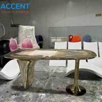 Bureau ODM asymétrique en PRV, table de bureau de luxe plaquée or, chaise sculpturale, table de salle à manger moderne pour villa