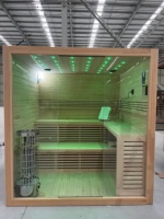 Ruang Sauna Spektrum Penuh Berwarna yang Modis dengan Tungku Sauna dan Bangku Bertingkat untuk Lebih Banyak Orang yang Bisa Berbaring untuk Bersantai