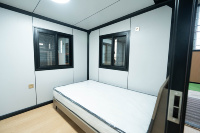 Villa préfabriquée à double aile pliable, conception sur mesure avec intérieur personnalisé pour hôtel de charme