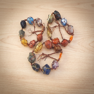 Pulsera de Piedras Preciosas Hechas a Mano con Forma Irregular de Gujarat para Uso Diario en Yoga, Meditación y Espiritualidad - Product Image 5