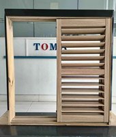 Fenêtre et porte coulissante TOMA en aluminium couleur bois série 60 avec double rail, à lamelles fixes et réglables