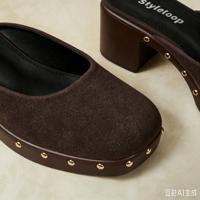 Chaussures Sabots Femme Marron en Faux Daim à Bout Carré, Ornées de Clous Dorés, à Plateforme et Talon Carré Épais, à Enfiler, Personnalisables