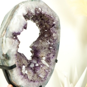 เทรนด์แฟชั่นท้องถิ่น มงกุฎอเมทิสต์ทรงสวยหรู พร้อมแผ่นจีโอดประดับด้วยดรูซี่สีม่วงขนาดใหญ่ แกะสลักลวดลายสวยงามบนฐานหมุนได้ - Product Image 4