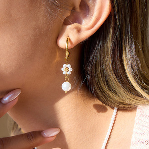 ต่างหูมุกทรงหยดน้ำประดับดอกไม้ ทอง 18K สแตนเลสสตีล เครื่องประดับสำหรับผู้หญิง สวมใส่ได้ทุกวัน - Product Image 2