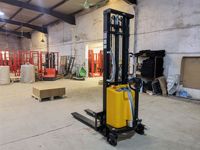 Nouveau transpalette semi-électrique Noelift avec capacité de charge de 1T, batterie incluse, garantie d'un an, pneus en polyuréthane