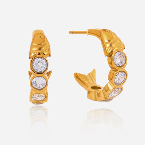 Pendientes Huggie en Forma de Pez, Tono Dorado, con Zirconia Engastada, para Uso Diario, de Acero Inoxidable - Product Image 1