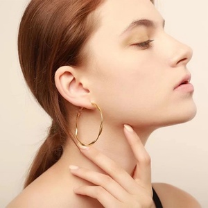 Boucles d'oreilles tendance de qualité supérieure pour femmes, grandes boucles d'oreilles torsadées rondes en acier inoxydable, argentées et dorées - Product Image 1