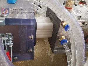 Linea di Produzione <span class=keywords><strong>per</strong></span> Estrusione di Profili <span class=keywords><strong>in</strong></span> Plastica WPC <span class=keywords><strong>PVC</strong></span> UPVC <span class=keywords><strong>per</strong></span> Telai di Finestre e Porte Persiane Grondaie e <span class=keywords><strong>Tubi</strong></span> di Scarico - Product Image 3