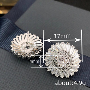 Orecchini a Perno con Fiore a Fiocco di Neve per Donne, Design Floreale Semplice, Accessori per Orecchie da Indossare Quotidianamente - Product Image 4