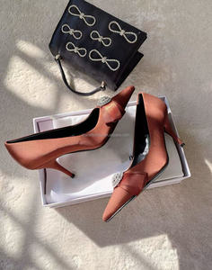 Chaussures à talons hauts Avenue Palazzo 90 mm en satin, bout pointu, avec nœud en strass, vente en gros - Product Image 3