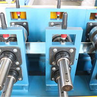 Machine de profilage de profilés métalliques réglables multi-tailles pour la fabrication de charpentes en acier léger avec découpe servo