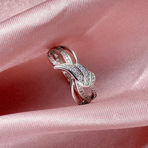 Anello a Forma di Ala per Donne, con Cristalli, Elegante e Regolabile, Gioiello Versatile per Uso Quotidiano - Product Image 4