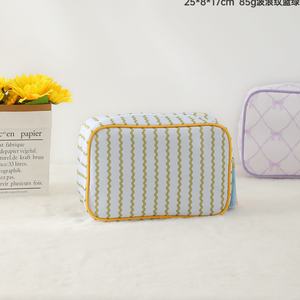 Sacs à maquillage de grande capacité tendance, sacs à maquillage en toile de haute qualité, sacs de beauté rayés durables avec étiquette en cuir, utilisation scolaire - Product Image 5