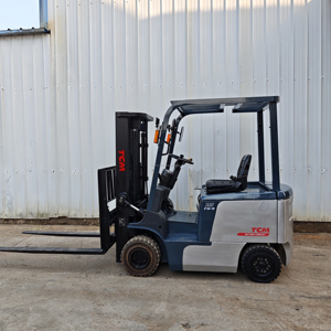 Chariot élévateur diesel TCM blanc d'occasion de 2.5 tonnes avec moteur Isuzu Conception de cylindre central pour une meilleure maniabilité dans les espaces étroits - Product Image 2