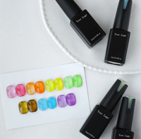 Gel vernis à effet verre éblouissant : posez-le sur un gel effet œil de chat et ajoutez facilement de la poudre miroir pour une texture verre cristalline.