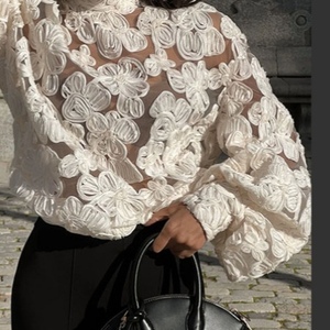 Camiseta blanca holgada con bordado hueco para mujer, de manga larga, con cuello alto, estilo pullover, a la moda. - Product Image 3