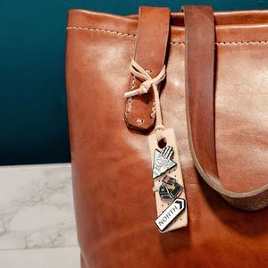 Porte-badge portable en cuir véritable pour épingles en émail, breloques de sac à main et badges, idéal pour cadeaux promotionnels - Product Image 4