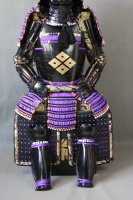 Ensemble complet d'armure de samouraï japonais pour spectacle, noir et violet avec casque à crête diamantée dorée, décoration d'intérieur pour adulte