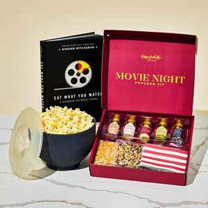 Coffret Cadeau Popcorn Soirée Cinéma : Assaisonnements, Garnitures, Appareil à Popcorn, Livre de Recettes 'Eat You Watch', Grains de Popcorn, Appareil à Popcorn Micro-ondes - Product Image 5