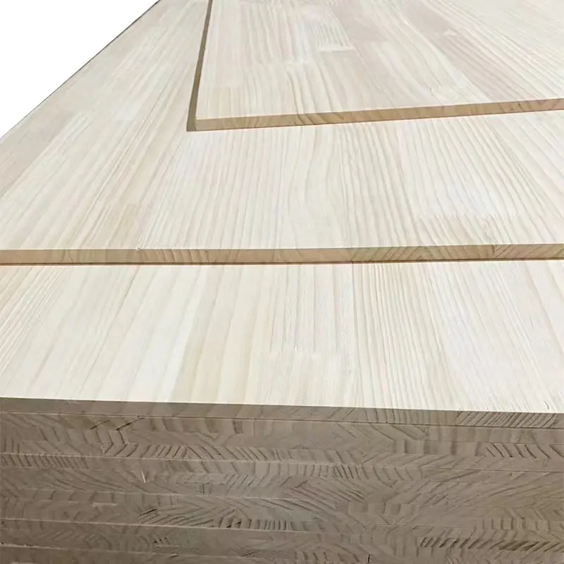 सस्ती कीमत पर्यावरण के अनुकूल ठोस लकड़ी फर्नीचर बनाने के लिए विकीर्ण पाइन उंगली संयुक्त लकड़ी बोर्ड