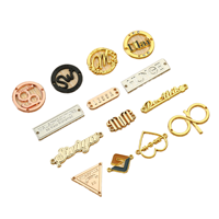 Pour logo personnalisé breloques colorées alibaba lettre marque logo métal sac à main étiquettes marque logo métal vêtements de luxe maillot de bain