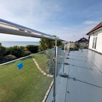 Rampe en verre en acier inoxydable moderne avec poteaux à embout, résistante à la rouille, pour balcon et systèmes d'escaliers
