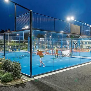 Il produttore cinese offre un campo da Tennis Padel all'avanguardia con luci a LED.